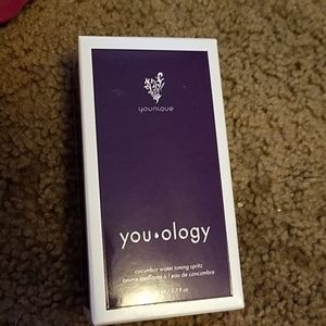 Cucumber water toning spritz